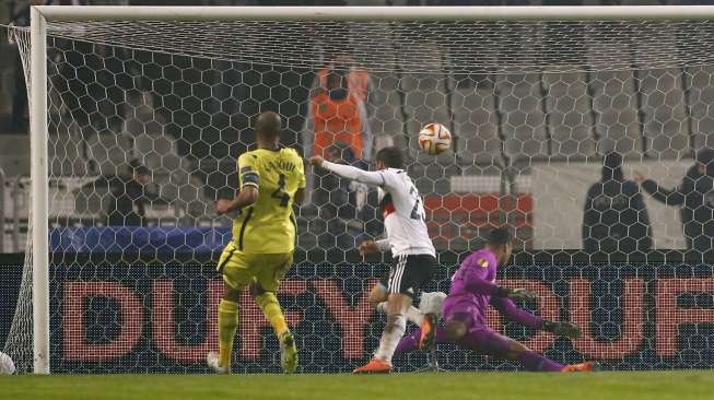 Tosun mencetak gol ke gawang Tottenham [Reuters/Murad Sezer]