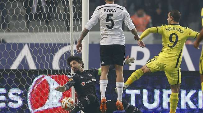 Penjaga gawang Besiktas Zengin menyelamatkan gawangnya dari ancaman Roberto Soldado (kanan) [Reuters/Murad Sezer]