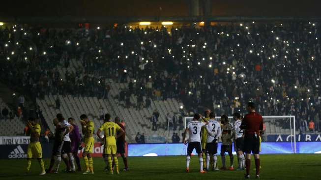 Pemain Besiktas dan Tottenham menunggu lampu stadion kembali nyala [Reuters/Murad Sezer]