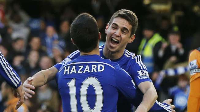 Pemain Chelsea Eden Hazard merayakan golnya ke gawang Hull City bersama Oscar di Stamford Bridge . REUTERS/Suzanne Plunkett