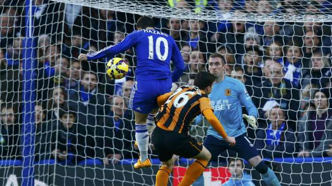 Pemain Chelsea Eden Hazard (kiri) menyundul bola saat menjebol gawang Hull City di Stamford Bridge. REUTERS/Eddie Keogh