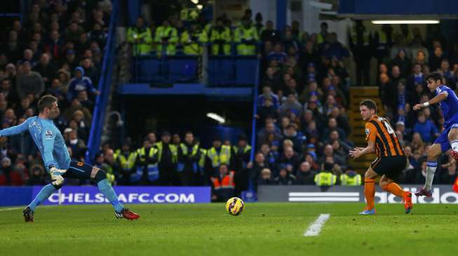 Striker Chelsea Diego Costa (kanan) menaklukkan kiper Allan McGregorsaat menjebol gawang Hull City di Stamford Bridge (13/12). REUTERS/Eddie Keogh