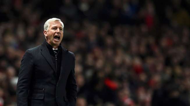 Newcastle United manager Alan Pardew shouts instructions to his players during their English Premier League soccer match against Arsenal at the Emirates Stadium in London December 13, 2014. REUTERS/Dylan Martinez