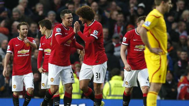 Striker Manchester United Persie Robin van Persie (ketiga kiri) merayakan golnya ke gawang Liverpool dengan Marouane Fellaini di Old Trafford. REUTERS/Phil Noble