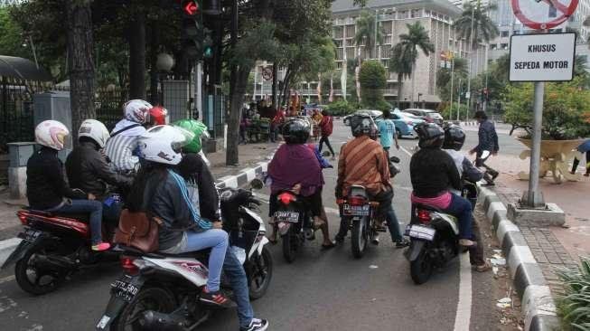 Rambu Larangan Sepeda Motor Melintas