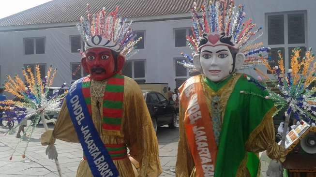 Budaya khas Jakarta Ondel-ondel.