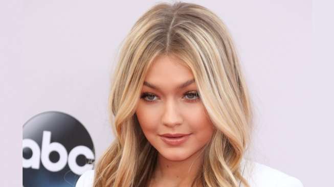 Emak-Emak Trendi, Segini Harga Outfit Gigi Hadid saat Momong Anak