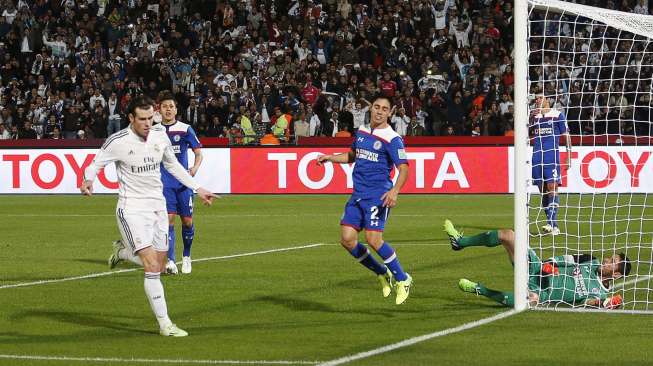 Pemain Real Madrid Gareth Bale (kiri) merayakan golnya ke gawang Cruz Azul di Piala Dunia Antarklub. REUTERS/Youssef Boudlal