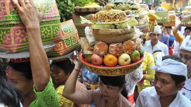 Umat Hindu merayakan Hari Raya Galungan setiap 6 bulan sebagai hari kemenangan kebenaran (Dharma). 