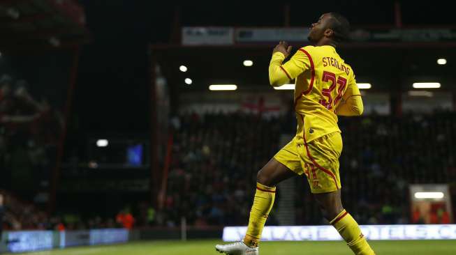 Pemain Liverpool Raheem Sterling merayakan golnya ke gawang Bournemouth di perempat final Piala Liga Inggris di Goldsands Stadium, (18/12/2014). REUTERS/Andrew Winning