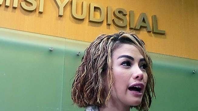 Ini Alasan Nikita Mirzani Pukul Kepala Sajad Ukra