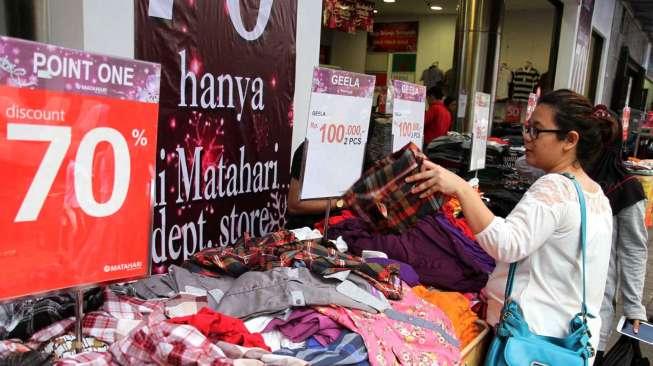 Suasana pusat perbelanjaan di Jakarta, Sabtu (20/12/2014), yang semarak dengan program diskon menjelang akhir tahun. [Suara.com/Oke Atmaja]