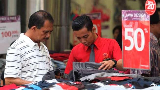 Suasana pusat perbelanjaan di Jakarta, Sabtu (20/12/2014), yang semarak dengan program diskon menjelang akhir tahun. [Suara.com/Oke Atmaja]