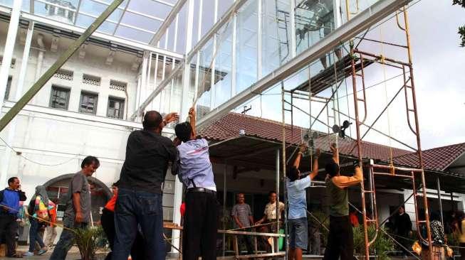 Sejumlah pekerja tampak sibuk melakukan berbagai pekerjaan renovasi di Stasiun Senen, Jakarta, Sabtu (20/12/2014). [Suara.com/Oke Atmaja]