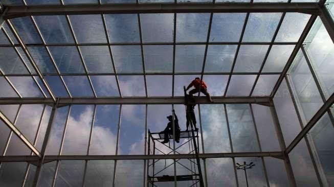 Sejumlah pekerja tampak sibuk melakukan berbagai pekerjaan renovasi di Stasiun Senen, Jakarta, Sabtu (20/12/2014). [Suara.com/Oke Atmaja]