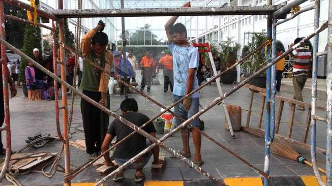 Sejumlah pekerja tampak sibuk melakukan berbagai pekerjaan renovasi di Stasiun Senen, Jakarta, Sabtu (20/12/2014). [Suara.com/Oke Atmaja]