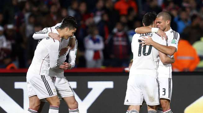 Bintang Real Madrid Cristiano Ronaldo (kiri) dan rekan setimnya merayakan kemenangan 2-0 atas San Loremzo di final Piala Dunia Antar klub. REUTERS/Youssef Boudlal