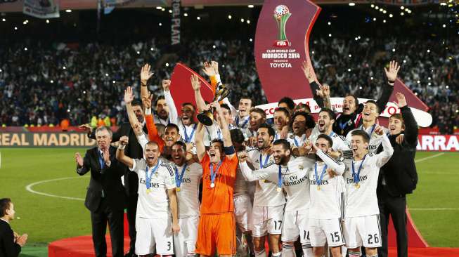 Kapten Real Madrid Iker Casillas dan rekan setimnya merayakan keberhasilan  meraih juara Piala Dunia Antarklub setelah mengalahkan San Lorenzo di final. REUTERS/Youssef Boudlal