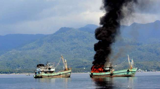 Pemerintah Tenggelamkan 30 Kapal Illegal Fishing di 5 Lokasi