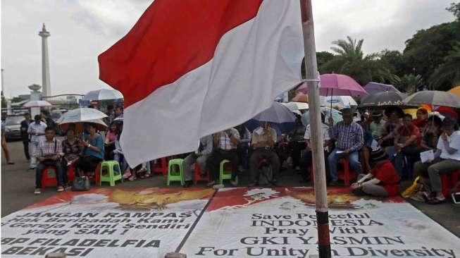 Menjelang Natal, Jemaat GKI Yasmin Bogor dan HKBP Filadelfia Bekasi, Jawa Barat, menggelar ibadah di depan Istana Merdeka,RI Jakarta, Minggu (21/12). [suara.com/Kurniawan Mas'ud]