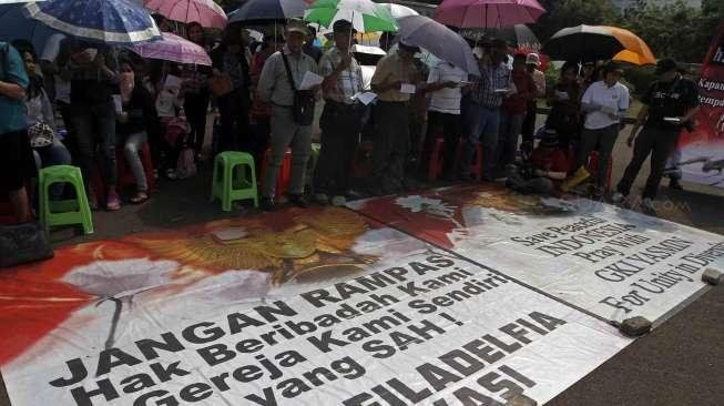 Menjelang Natal, Jemaat GKI Yasmin Bogor dan HKBP Filadelfia Bekasi, Jawa Barat, menggelar ibadah di depan Istana Merdeka,RI Jakarta, Minggu (21/12). [suara.com/Kurniawan Mas'ud]