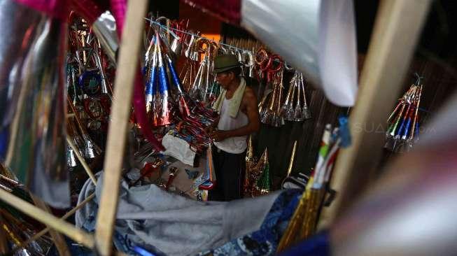 Menjelang Hari Raya Natal dan Tahun Baru 2015, pedagang terompet mulai marak di wilayah Kota Tua Jakarta, Minggu (21/12). [suara.com/Kurniawan Mas'ud]