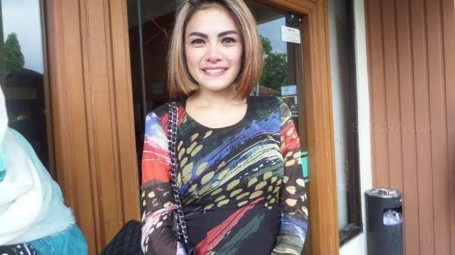 Nikita Mirzani tiba di Pengadilan Agama Jakarta Selatan, Senin (22/12/2014). [Suara.com/Ismail]