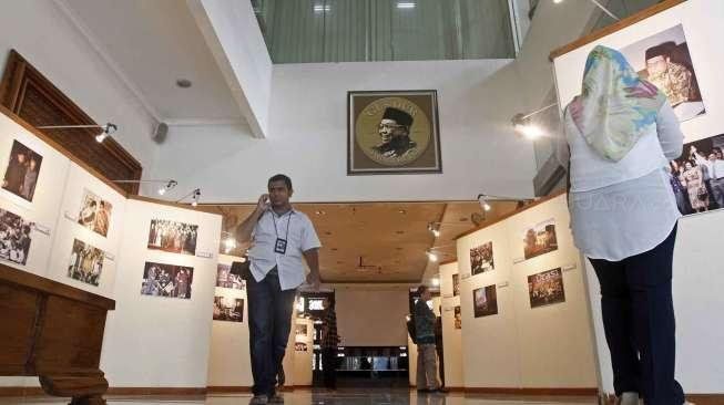 Dewan Pimpinan Pusat PKB menggelar pameran foto Gus Dur di Jakarta, Selasa (23/12). Pameran yang bertema 