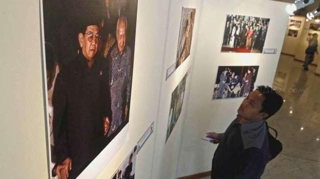 Dewan Pimpinan Pusat PKB menggelar pameran foto Gus Dur di Jakarta, Selasa (23/12). Pameran yang bertema 