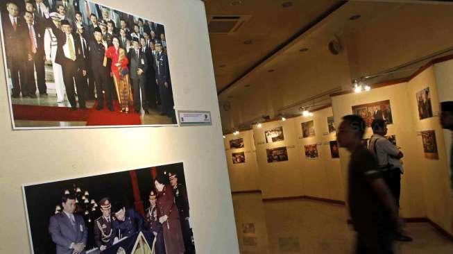 Dewan Pimpinan Pusat PKB menggelar pameran foto Gus Dur di Jakarta, Selasa (23/12). Pameran yang bertema 