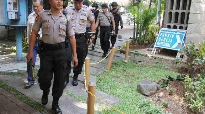 Tim Satuan Gegana Polda Metro Jaya menyisir Gereja Katedral, Jakarta, Rabu (24/12). [suara.com/Oke Atmaja]