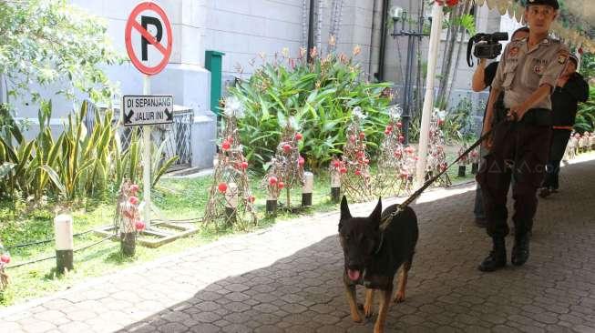 Tim Satuan Gegana Polda Metro Jaya menyisir Gereja Katedral menggunakan anjing pelacak, Jakarta, Rabu (24/12). [suara.com/Oke Atmaja]