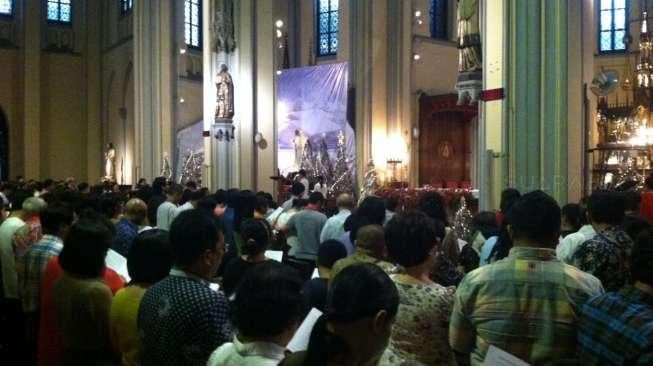 Ribuan Jemaat Gereja Katedral Jakarta Ikuti Misa Malam Natal