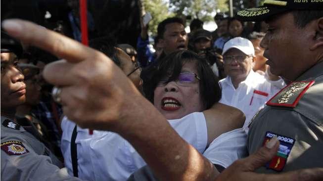 Jemaat Gereja Kristen Indonesia (GKI) Yasmin hendak melakukan ibadah misa natal di depan gereja yang terletak di jalan KH. Abdullah Bin Nuh, Bogor, Jawa Barat, Kamis (25/12).