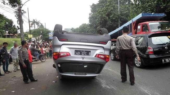 Mobil Terbalik di Kantor Bupati Jayapura, Tari Tewas Kepala Terjepit Pintu