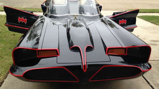 Seorang Penggemar Batman Bikin Replika Batmobile