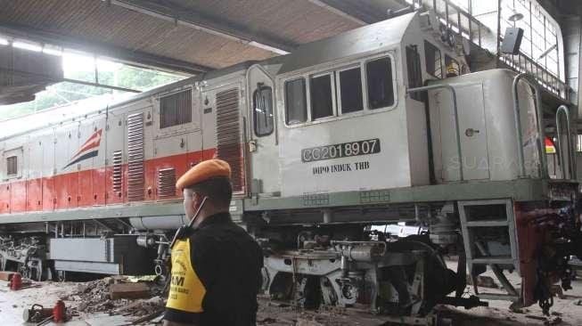 Kereta Api Naik Keatas Lantai Stasiun Kota