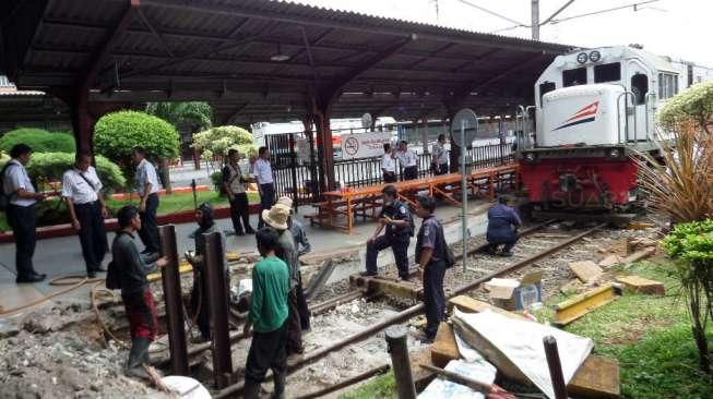 Sebanyak 15 Petugas Mengevakuasi Lokomotif di Stasiun Kota