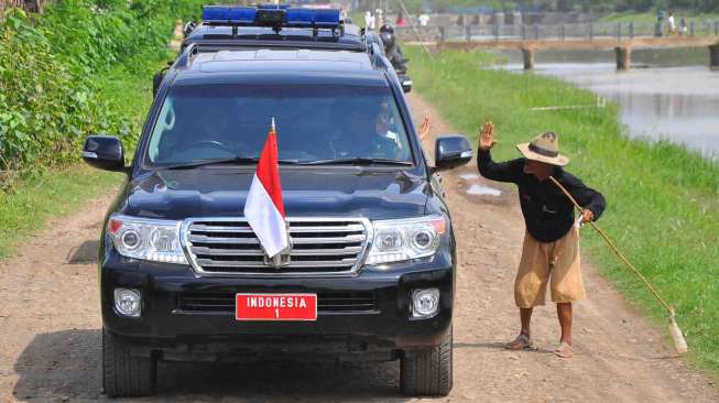 Presiden Joko Widodo menyerahkan 1.099 unit traktor tangan kepada 19 kelompok tani. 