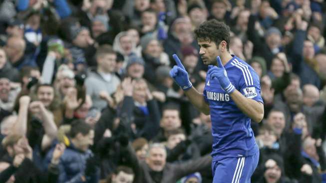 Striker Chelsea Diego Costa merayakan golnya ke gawang West Ham United pada Boxing Day di Stamford Bridge, Jumat (26/12/2014). Dengan tambahan satu gol, Costa telah mencetak 13 gol bagi The Blues. [Reuters/Stefan Wermuth]