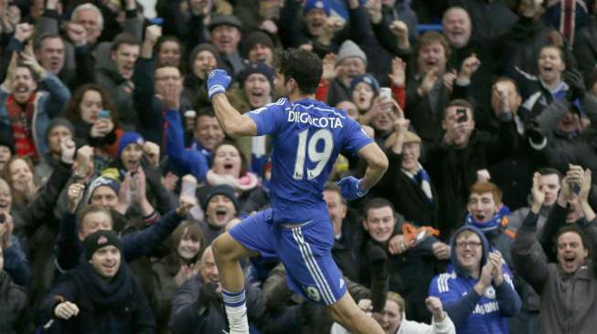 Striker Chelsea Diego Costa merayakan golnya ke gawang West Ham United pada Boxing Day di Stamford Bridge, Jumat (26/12/2014). Dengan tambahan satu gol, Costa telah mencetak 13 gol bagi The Blues. [Reuters/Stefan Wermuth]