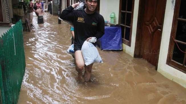 Warga Ogah Pindah, Ahok: Seumur Hidup Kampung Pulo Banjir