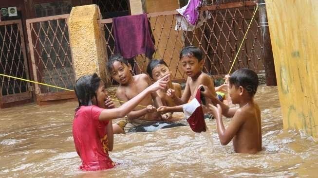 Waspada, Ini Penyakit yang Mengintai Anak Saat Bermain di Genangan Banjir