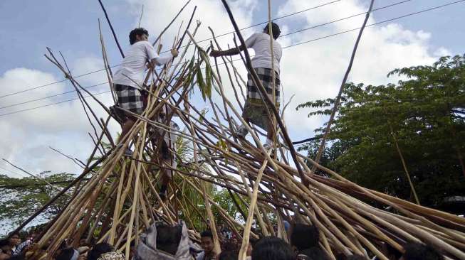 Tradisi tersebut digelar bertepatan dengan perayaan Hari Raya Kuningan.