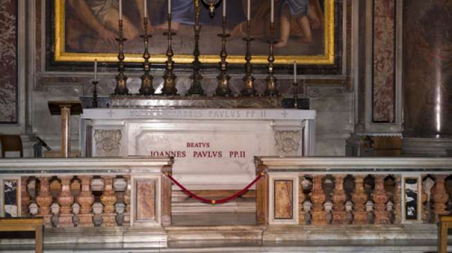 Makam Paus Yohanes Paulus II di Basilika St Petrus, Vatikan (Shutterstock).