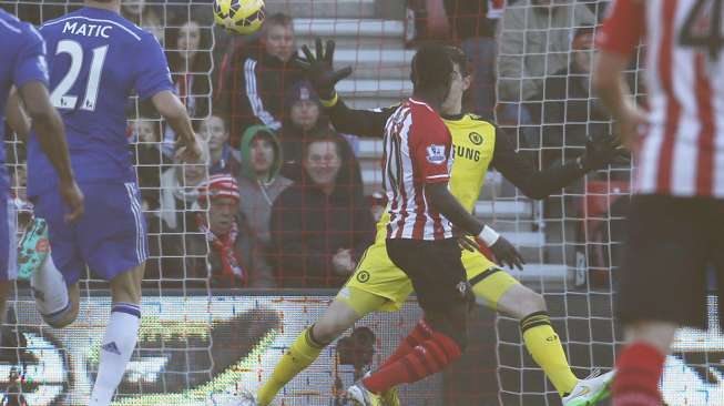 Pemain Southampton Sadio Mane (tengah) menjebol gawang Chelsea yang dikawal Thibaut Courtois [Reuters/Suzanne Plunkett]