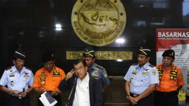 JK Tiba di Posko Crisis Center AirAsia Bandara Juanda