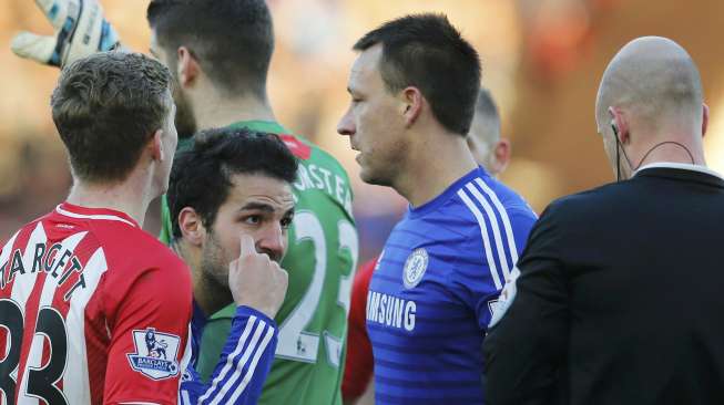 Begini reaksi Cesc Fabregas yang kecewa ketika mendapatkan kartu kuning oleh wasit Anthony Taylor saat Chelsea ditahan imbang Southampton 1-1 di St Mary's Stadium. REUTERS/Suzanne Plunkett