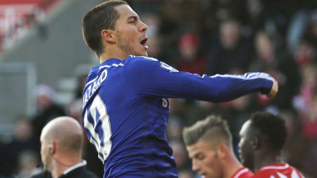 Gelandang Chelsea Eden Hazard merayakan golnya ke gawang Southampton saat membuat skor menjadi imbang 1-1 di St Mary's Stadium. REUTERS/Suzanne Plunkett