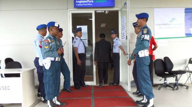 Posko Crisis Center Bandara Juanda Diperketat